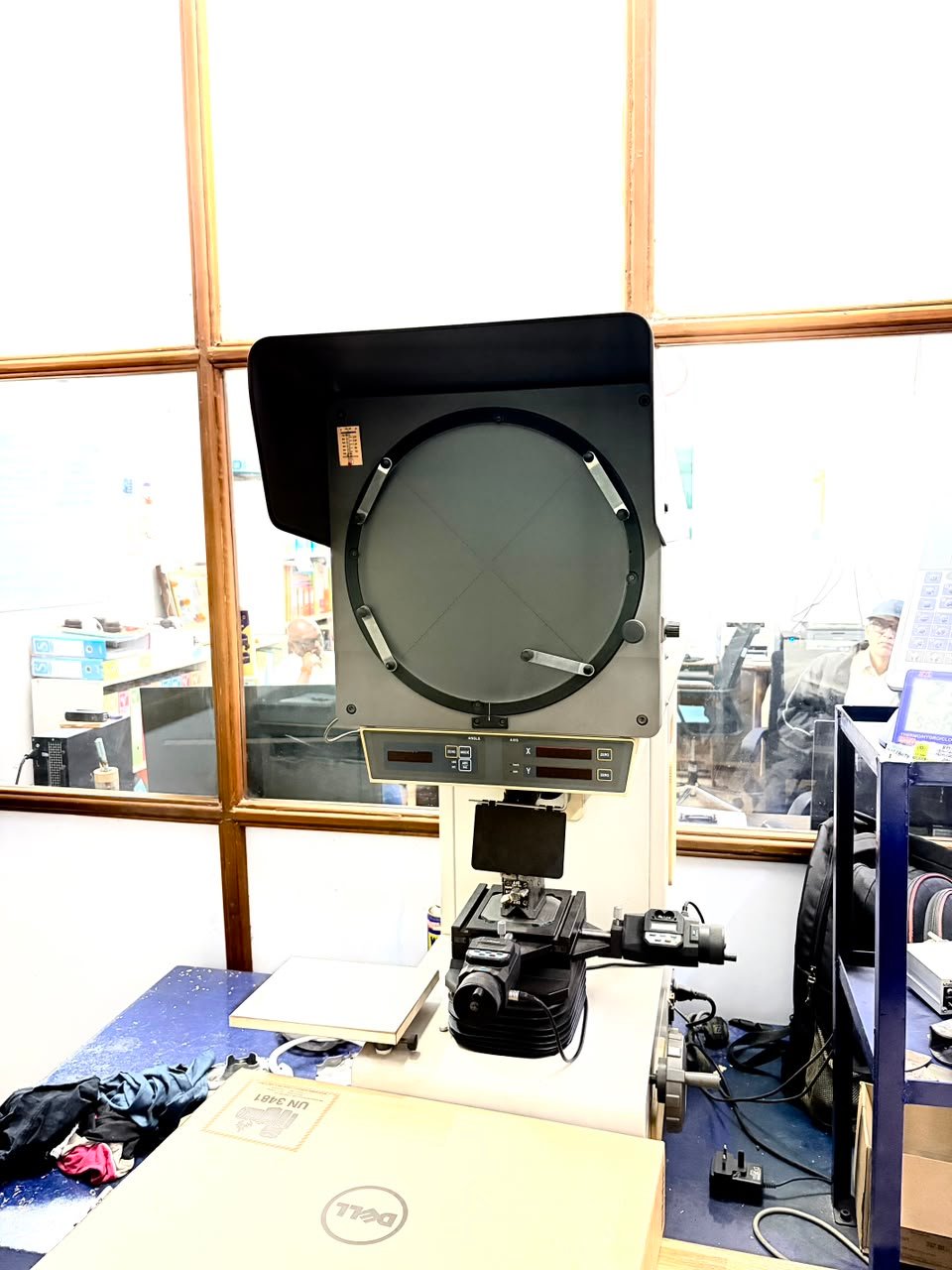 Profile projector